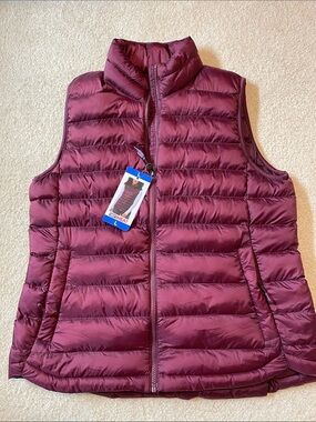 NWT Women's Quilted Packable Puffer Vest - Burgundy large